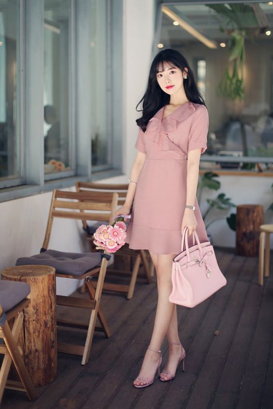 Hồng cánh sen đậm dễ khiến người mặc bị 'sến sẩm' nhưng sắc hồng pastel lại mang đến hình ảnh thanh lịch.    
