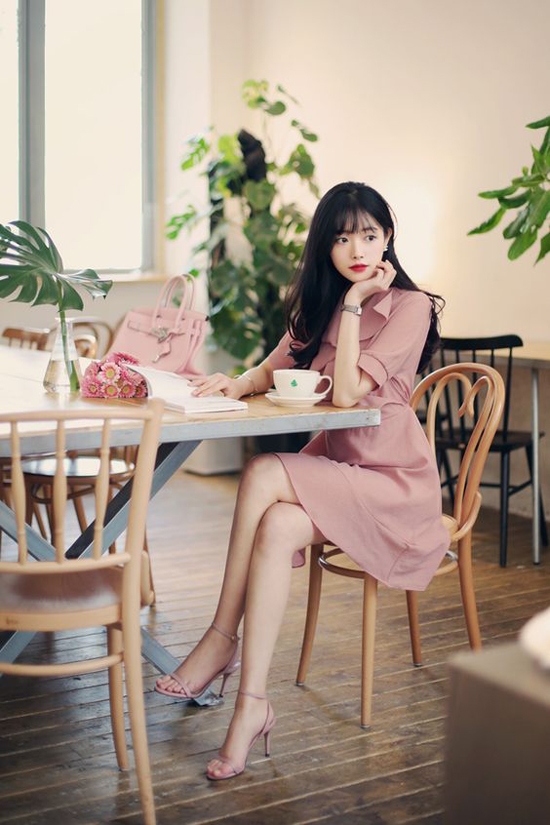 Váy hồng cam, hồng dâu với tông màu nhạt luôn được các bạn gái ưa chuộng sử dụng trong mùa hè.    