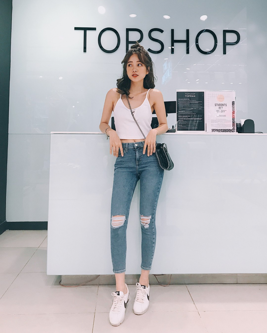 Chưa cần nghĩ đến việc phối đồ cầu kỳ, chỉ cần chọn đúng dáng quần là trông bạn đã cao hơn hẳn rồi. Một trong những kiểu quần giúp kéo dài chân, tăng chiều cao hiệu quả nhất và cũng là item đang được các hot girl đặc biệt ưu ái chính là quần ống ôm (có thể bó sát hoặc ôm vừa phải) với độ dài lưng chừng, để lộ mắt cá chân.    