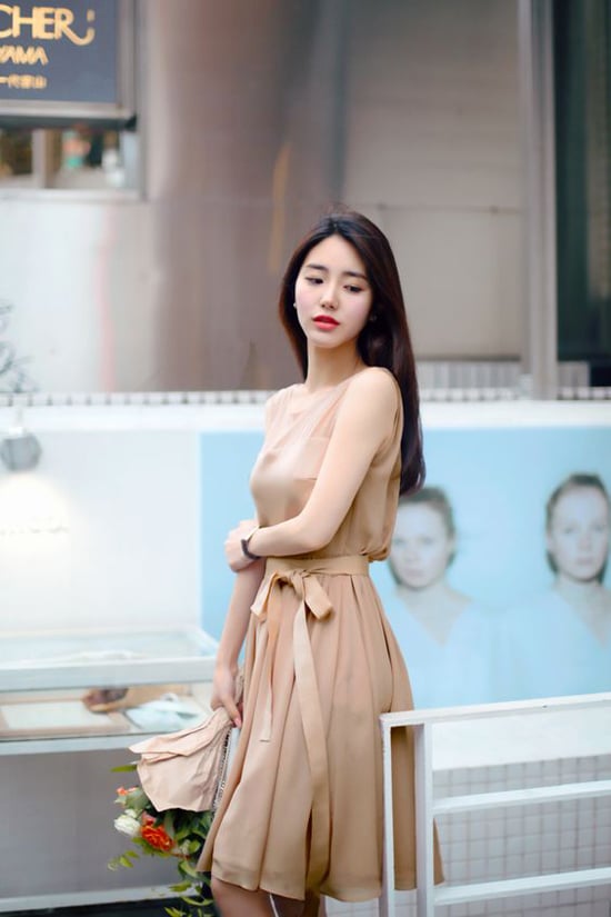 Ngoài sắc xanh thiên thanh, hồng dịu ngọt, mùa hè năm nay tông nude, nâu nhạt, vàng mơ cũng được ưa chuộng.    