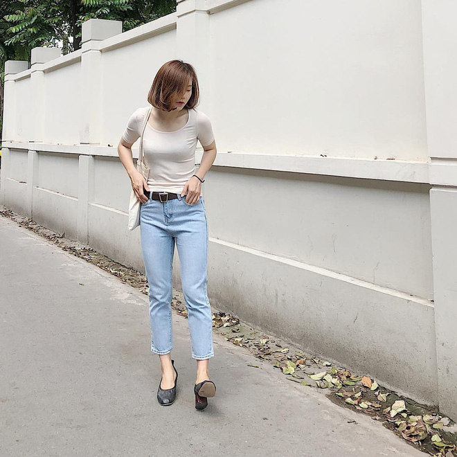 Bạn có thể tha hồ diện chiếc quần này với nhiều kiểu giày bệt mà không sợ trông chân bị ngắn đi. Trong đó, những đôi giày để lộ nhiều cổ chân như giày 