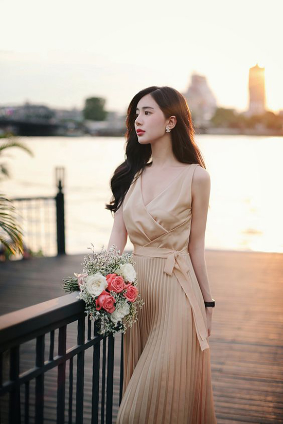 Kết hợp cùng váy khai thác khoảng hở ý nhị, màu nude sẽ mang lại bộ cánh hợp mốt mùa hè cho phái đẹp.    