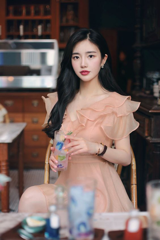 Váy bèo nhún điệu đà ảnh hưởng từ phong cách cổ điển được làm mới bằng tông màu hồng nude hợp mốt.    