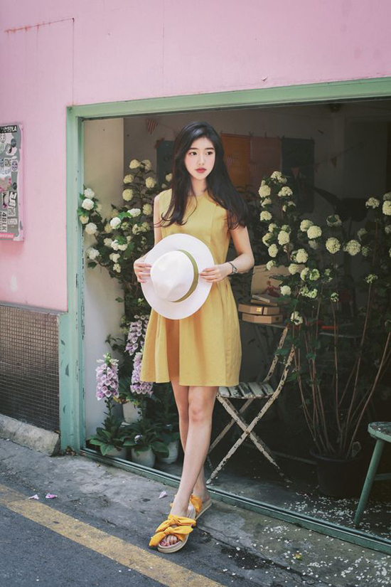 Cùng các chất liệu vải lụa, voan, chiffon, chất liệu vải bố mỏng, vải linen cũng được chọn lựa để mang tới nhiều mẫu váy tạo cảm giác thoáng mát.