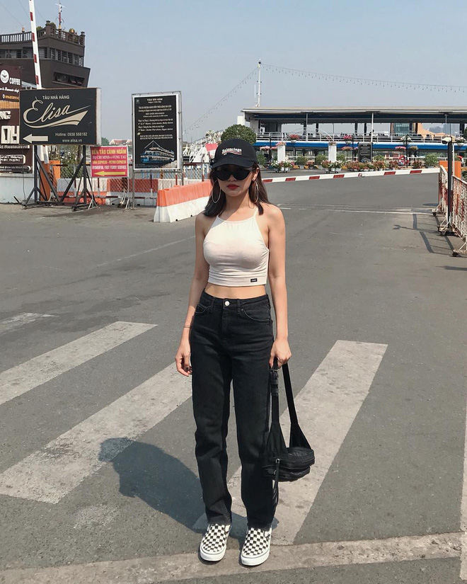 ...hay jeans ống đứng đều khiến đôi chân trông dài hơn thực tế, cải thiện chiều cao hiệu quả ngay cả khi bạn chỉ diện giày bệt.    