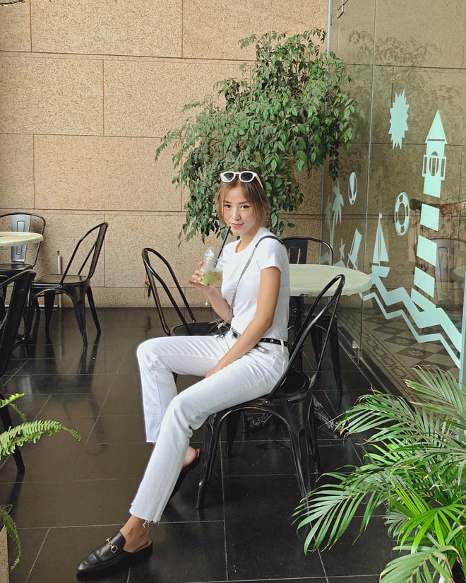 Không chỉ cực kỳ tiện lợi vào những ngày bạn không biết mặc gì, công thức phối đồ monochrome - áo và quần đồng màu còn tạo một tổng thể thống nhất, liền mạch, giúp chủ nhân 