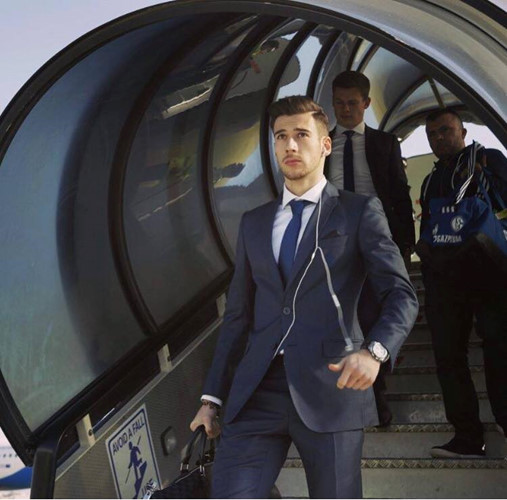 Leon Goretzka (sinh năm 1995, tại Đức) là một cầu thủ chuyên nghiệp chơi ở vị trí tiền vệ Đội tuyển bóng đá quốc gia Đức.  