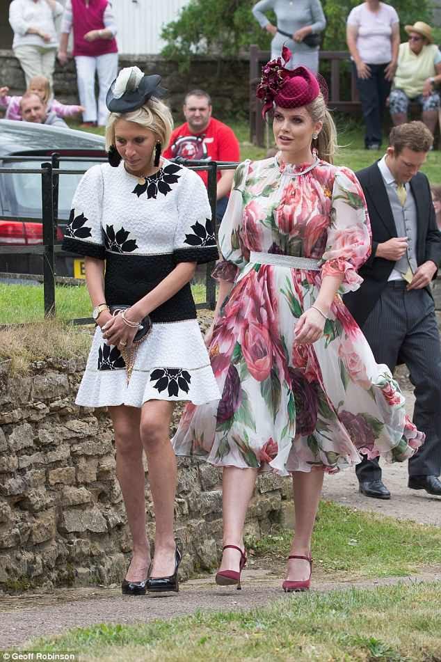 Lady Kitty Spencer chọn diện mẫu váy hoa của Dolce&Gabbana. Mẫu váy này vừa tươi tắn nổi bật lại giúp tôn lên sự thanh lịch và xinh đẹp của cô.