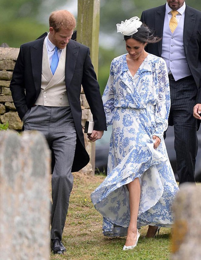 Hoàng tử Hary và Tân công nương Meghan cùng nhau xuất hiện tại Quatrian shbet hiện đang mở của cháu gái Cố công nương Diana