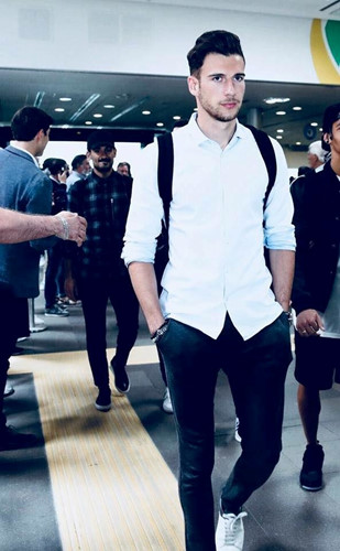 Sở hữu vẻ ngoài điển trai như một ngôi sao điện ảnh, cùng phong cách thời trang lịch lãm, trẻ trung, anh chàng thu hút rất nhiều fan nữ.