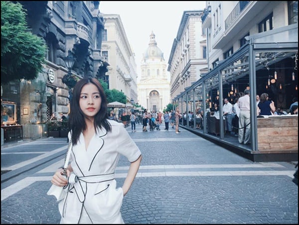  Chi Pu với chiếc sơ mi cổ vest hơi hướng Pijama   