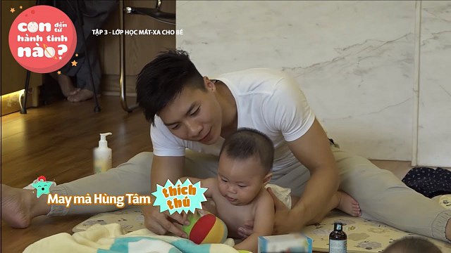 Bé con được bố chơi cùng nên rất thích thú    