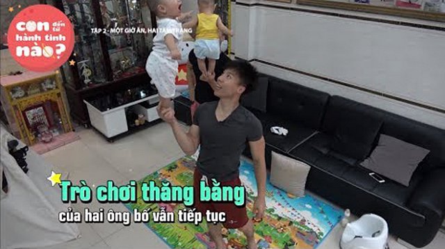 Trò chơi thăng bằng không hề khó hay mạo hiểm gì so với tài năng của hai ông bố theo nghiệp diễn xiếc    