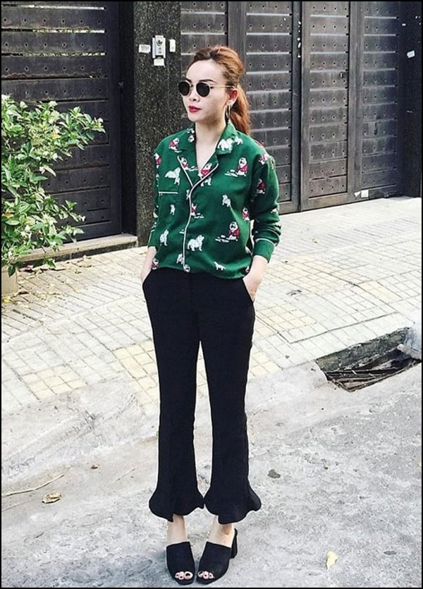  Quần ống loe đang trở lại. Bạn có thể kết hợp sơ mi Pijama với quần ống loe và đôi guốc đế thô cùng tont màu để tôn dáng   