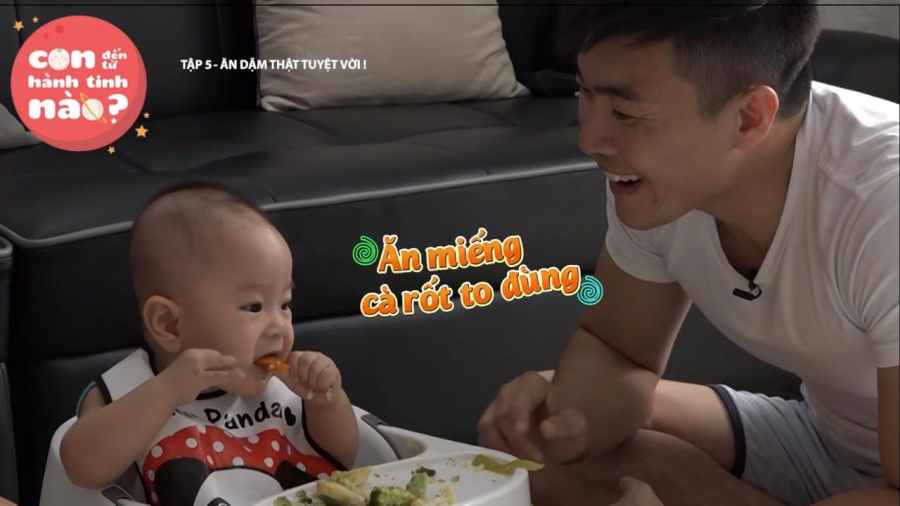 Ông bố cho bé ăn dặm theo phương pháp tự chỉ huy rất khéo  