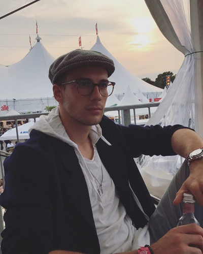 Leon Goretzka hệt như một ngôi sao điện ảnh khi diện các bộ đồ thời trang hiện đại.  
