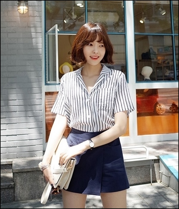  Đi chơi ngày cuối tuần thật xinh xắn với sơ mi Pijama kẻ sọc và chân váy ngắn  