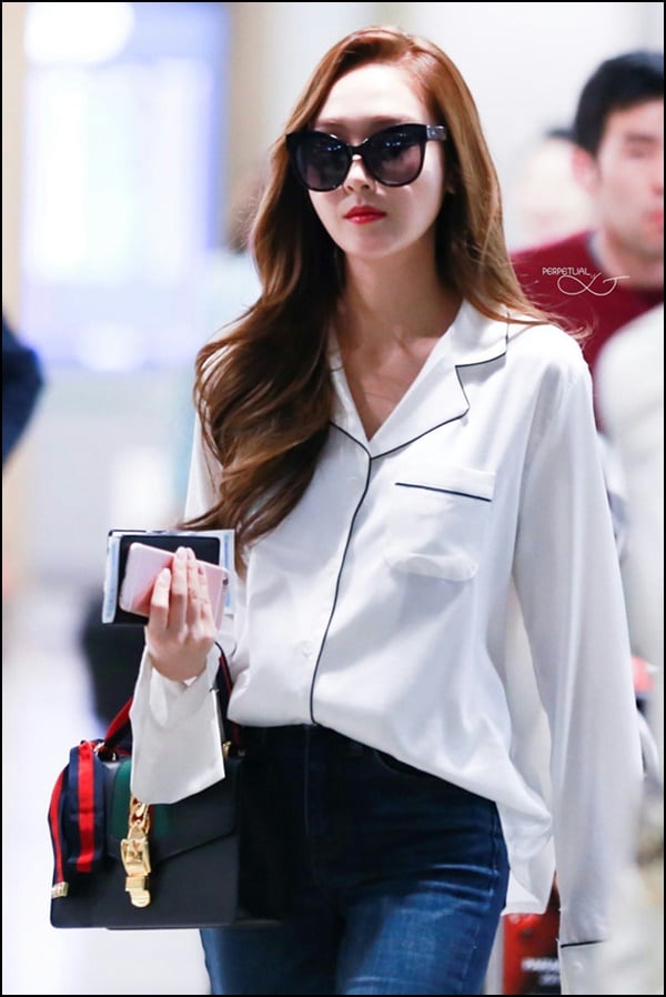  Jessicca gợi ý cho bạn cách phối sơ mi Pijama với quần jean đơn giản nhưng trông cực kỳ thời trang, phải không nào  