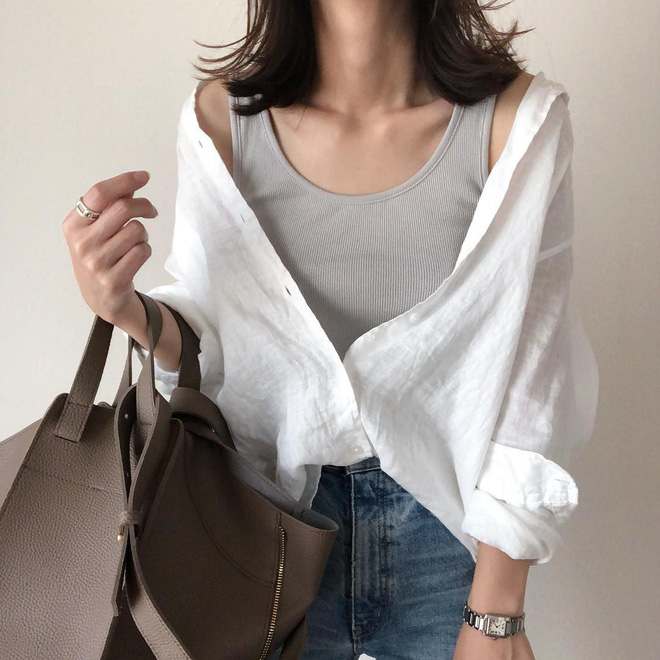 Hay khoác hờ hững thế này cũng vô cùng thú vị.    