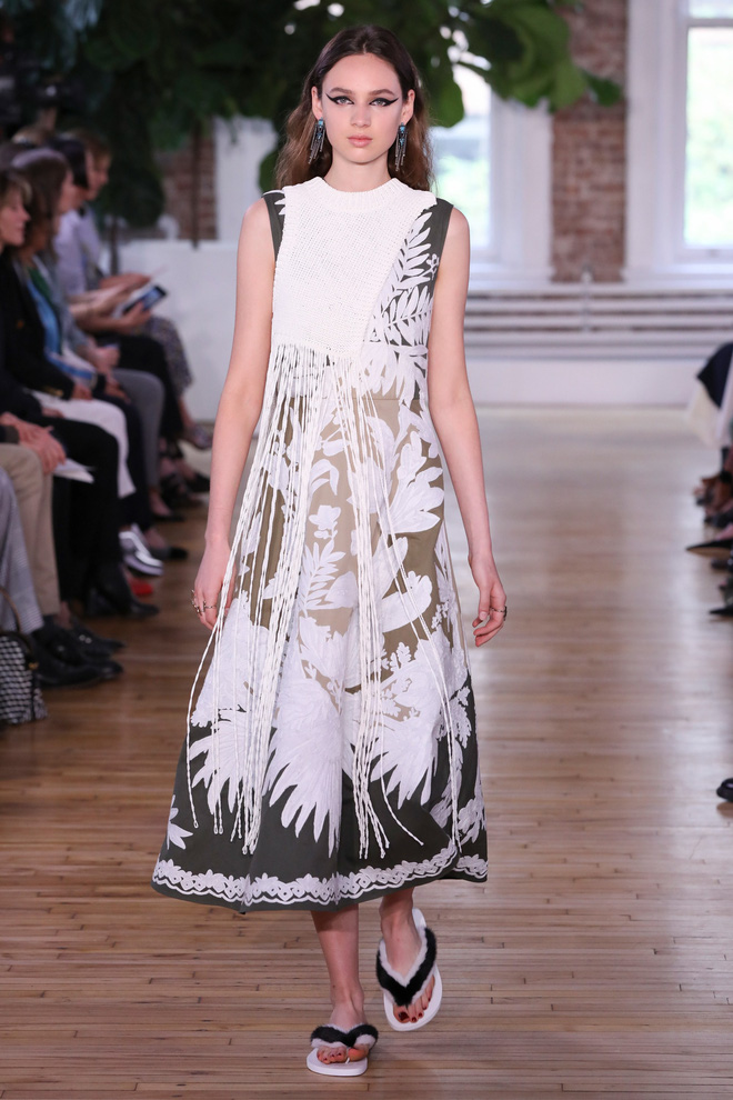 Mẫu váy mà bà Trump đã diện nằm trong BST Resort 2018 của Valentino và váy chưa được bày bán chính thức.    