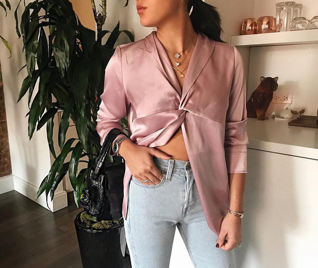 Áo bắt chéo vạt đầy tinh tế của Nanushka có giá $389 ~ 8.558.000 VNĐ.    