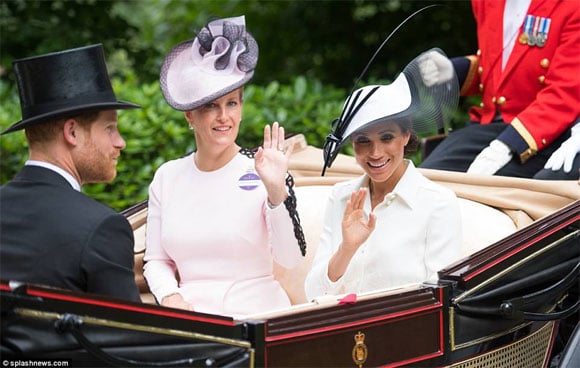 Công nương Meghan luôn sở hữu phong cách thời trang tinh tế, sang trọng thu hút mọi ánh nhìn.
