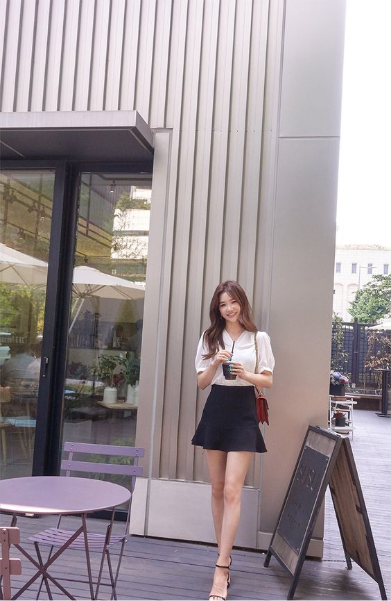 Chân váy chữ A thường được phối cùng các kiểu váy lụa nhẹ nhàng để xây dựng hình ảnh thanh lịch khi đến văn phòng.    
