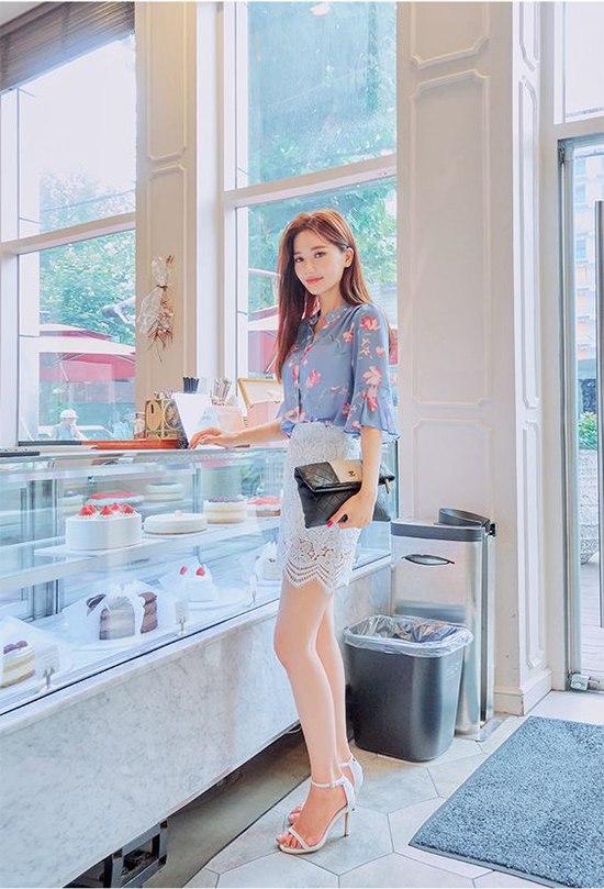 Set đồ kết hợp chân váy ren mỏng với áo lụa hoạ tiết hoa giúp người mặc trông gợi cảm, trang nhã.    