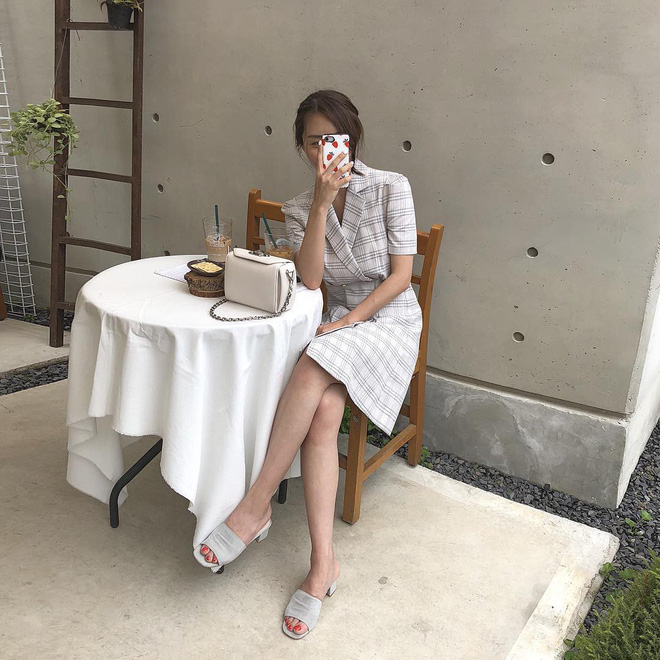 Những chiếc váy sơ mi diện lên thật thanh lịch, đúng chất công sở.    