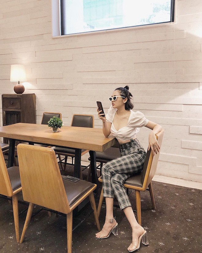 Bảo Anh chắc là người đẹp bắt trend nhạy nhất. Cô nàng tiên phong diện thiết kế này tại Vbiz, ngay sau đó là một loạt các chị em khác đổ xô săn lùng và mua cho bằng được.    