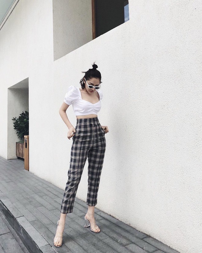 Bảo Anh khoe vóc dáng nuột nà với tỷ lệ chuẩn diện áo crop top phô diễn vòng eo thon, kết hợp cùng áo cô nàng chọn quần kẻ cạp cao và đôi sandals trong suốt gợi cảm.    