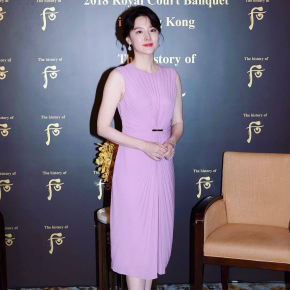 Lee Young Ae chọn đầm nhún eo khép lại sự kiện.    