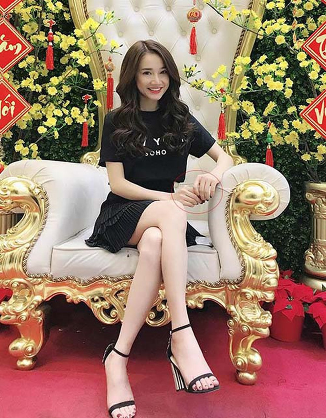 Có người nghĩ rằng đi giày rộng thế này thật bất tiện. Thế nên để gia tăng độ vững chãi cho từng sải bước thì giới stylist thường có típ là độn thêm đệm silicon, giấy ăn hoặc băng dính 2 mặt.    