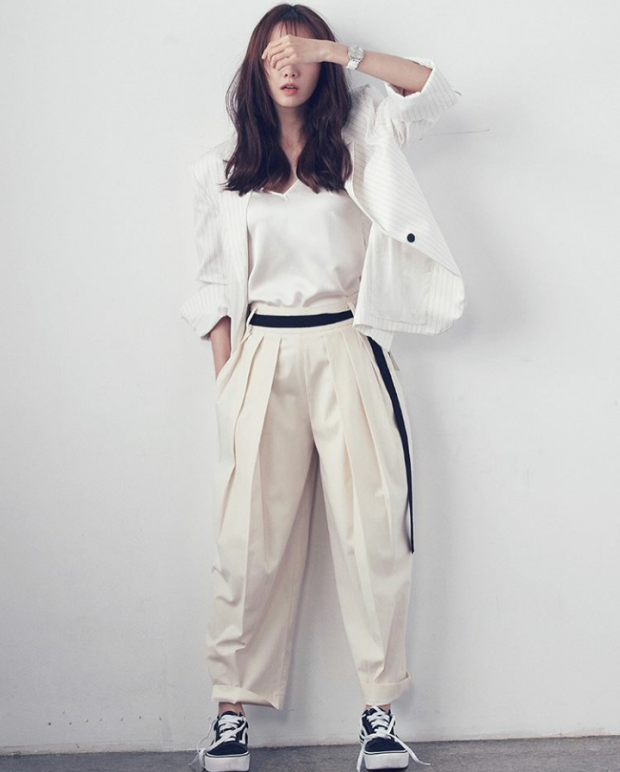 Áo blazer form rộng kẻ sọc kết hợp với quần vải rộng nhấn nhá bằng những đường xếp li, tổng thể tạo nên sự phóng khoáng cho 1 cô nàng mạnh mẹ theo đuổi phong cách manswear.    