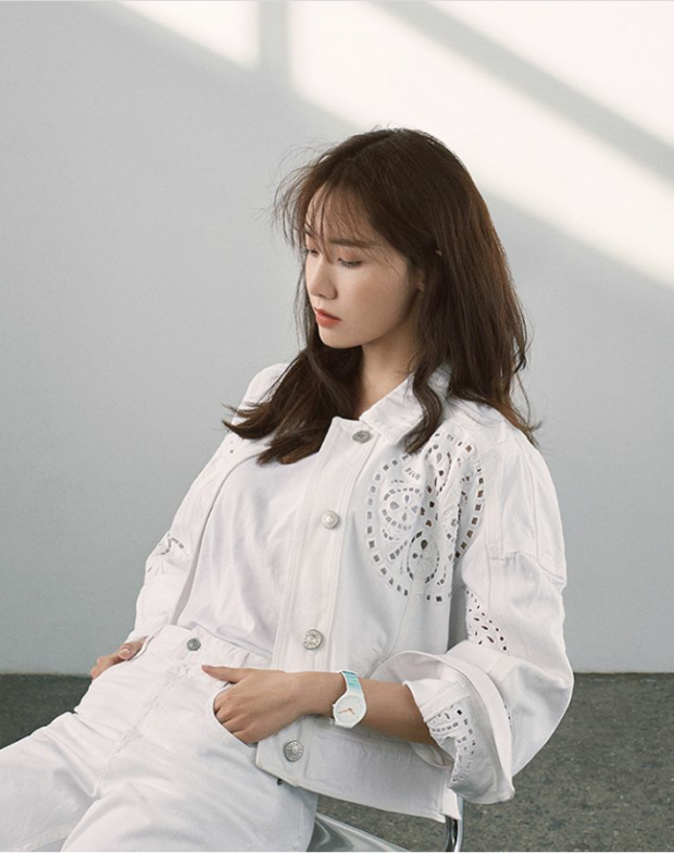 Vẫn là tông trắng nhưng lần này chiếc blazer phóng khoáng được thay thế bằng 1 item demin nhấn nhá bằng các chi tiết hoa văn độc đáo.    
