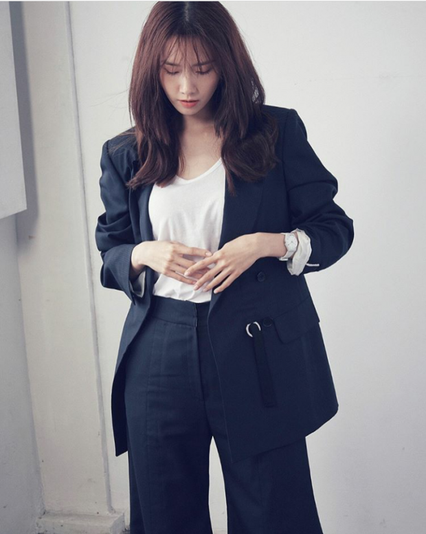 Lại là 1 set đồ mang hơi hướng manswear phóng khoáng nhưng với tông màu đối lập làm cho người đẹp thêm mạnh mẽ và đầ quyền lực.    