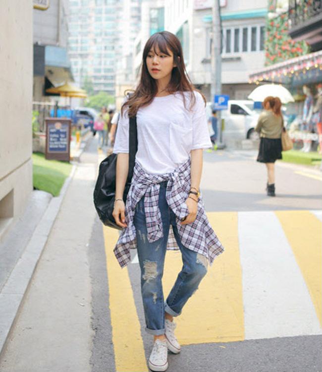 Với chiếc sơ mi kẻ caro này, bạn có thể dùng làm áo khoác tránh nắng trong lúc di chuyển