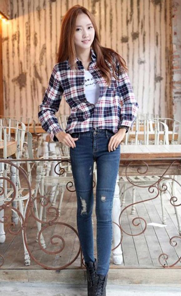 Thay vì giày thể thao bạn có thể đi cùng giày cao gót để tôn vóc dáng
