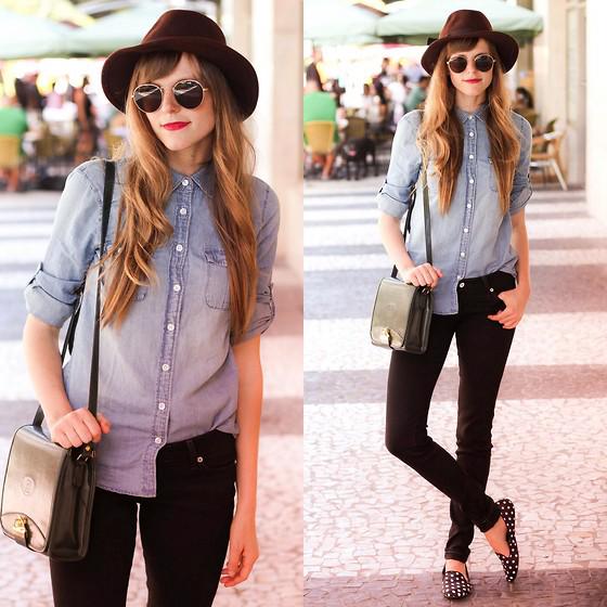 Bạn có thể kết hợp quần jean với áo denim cùng với chiếc mũ để tạo vẻ khỏe khoắn và năng động 