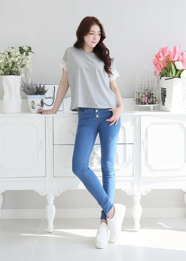 Kết hợp quần jean với áo thun đi cùng với đôi giày thể thao sẽ giúp bạn trở nên trẻ trung