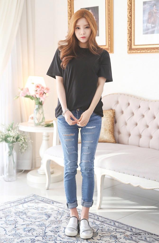 Áo thun dáng rộng tối màu cùng với quần jean xắn gấu, đi đôi giày lười trẻ trung là một gợi ý không tồi trong hè này