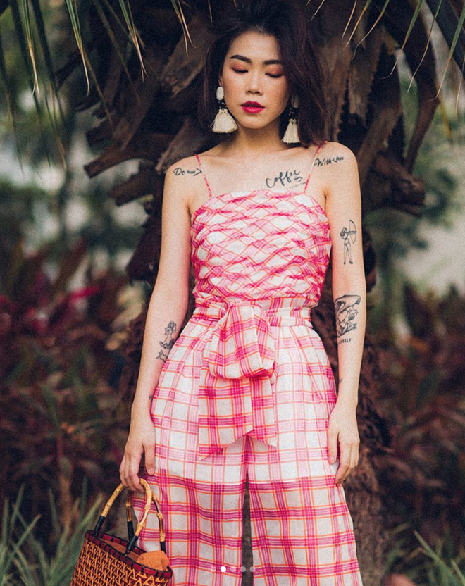 Bộ jumpsuit kẻ buộc nơ eo đã giúp cho cô nàng này thực sự thu hút.    