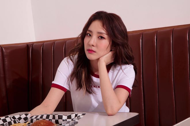 Chẳng ai có thể tin Sandara Park đã 33 tuổi khi diện áo t-shirt và đi sneaker.    