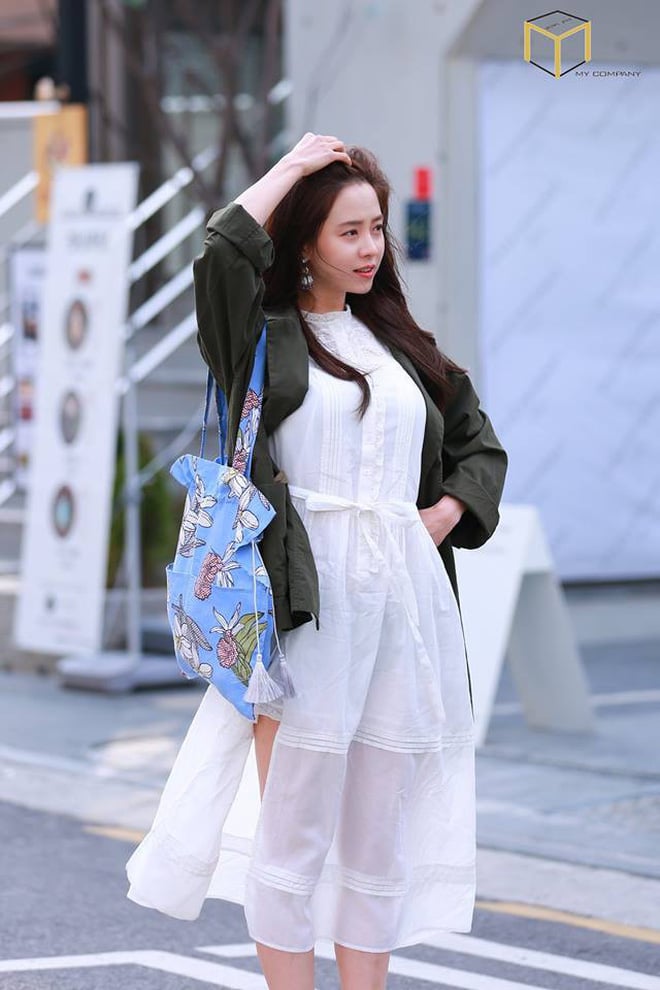 Với tông trắng làm chủ đạo, Song Hye Kyo và Song Ji Hyo thực sự trông trẻ ra cả chục tuổi.    