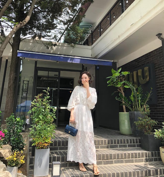 Nếu không tự tin vào đôi chân của mình, bạn có thể chọn những kiểu váy maxi, như cô nàng này đã chọn cho mình kiểu váy ren lót nửa phần chân váy chỉ để lộ lấp lửng phần chân.    