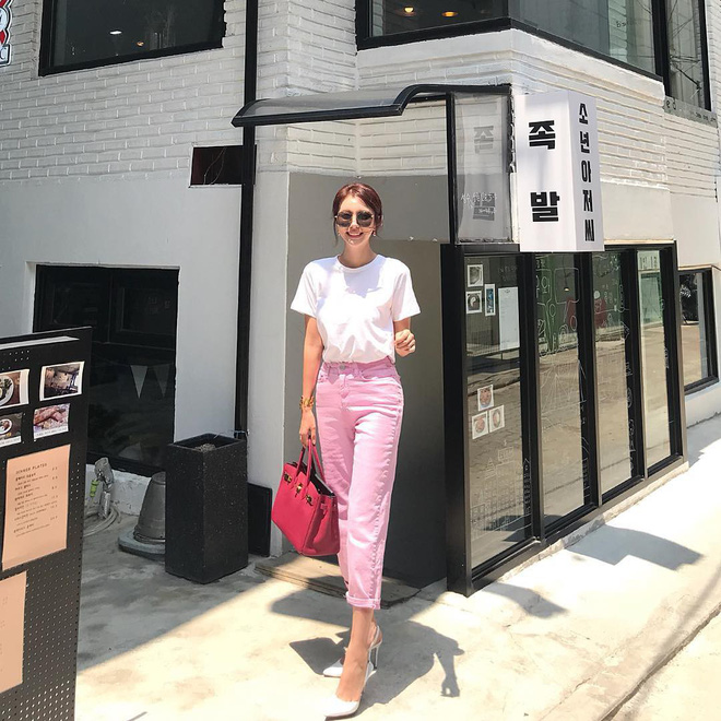 Chọn cho mình set đồ cơ bản cùng áo phông và quần jeans, nhưng cô nàng này không hề nhạt nhòa chút nào bởi cách chọn jeans màu sắc cùng tông với túi.    