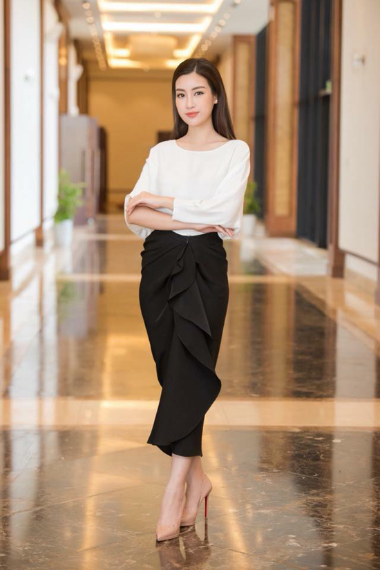 Hoa hậu Đỗ Mỹ Linh chọn giầy nude mũi nhọn, hoa tai đơn giản để mix cùng bộ Shbet999 com đăng nhập theo phong cách thanh lịch.    