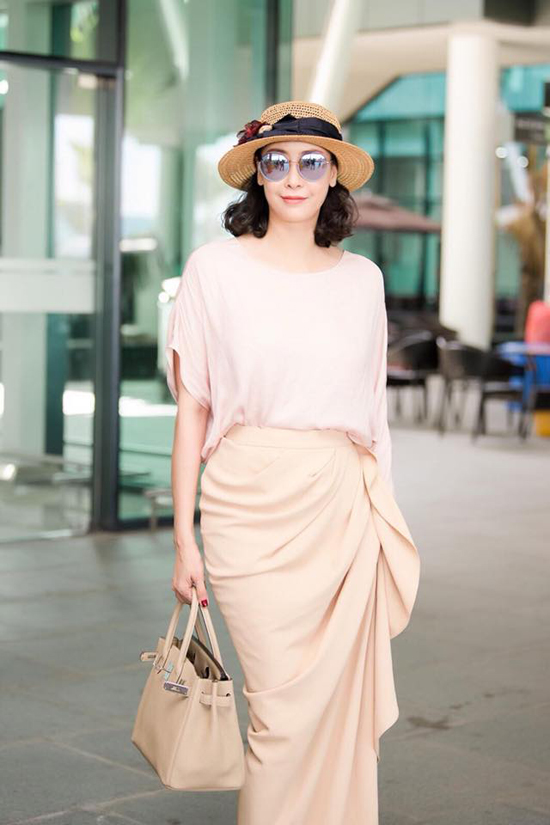 Ngoài hai sắc màu trắng đen quen thuộc, Đỗ Mạnh Cường còn sử dụng thêm màu kem, nude, đỏ cho kiểu dáng Shbet999 com đăng nhập best-seller ở mùa này.    