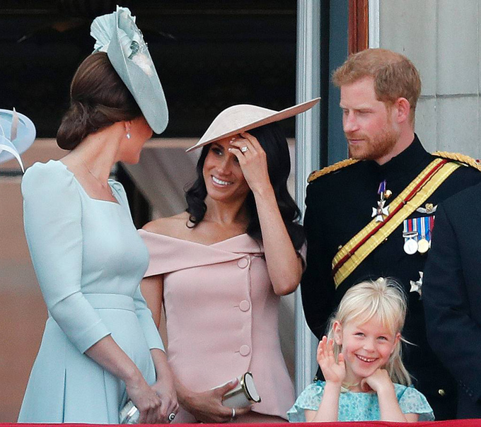 Cả chiếc clutch Carolina Herrera và mũ Philip Treacy cũng được thực hiện riêng cho Meghan, nhưng các sản phẩm tương tự có giá lần lượt là 790 bảng (24 triệu đồng) và 1.185 bảng (hơn 36 triệu đồng). Tính cả khuyên tai và nhẫn, tổng set đồ của diễn viên phim 