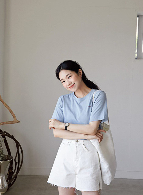 Bộ đôi áo phông cổ tròn với quần denim hay shorts chưa bao giờ ngừng khiến các nàng mê mẩn.  